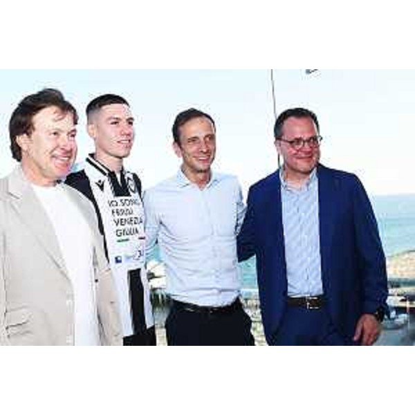 Una fase della presentazione delle nuove divise di gioco dell'Udinese calcio - Una fase della presentazione delle nuove divise di gioco dell'Udinese calcio