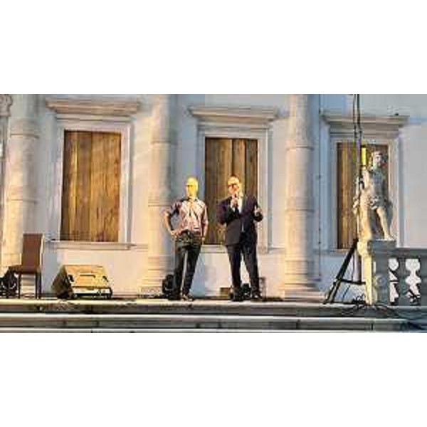 L'intervento del vicegovernatore della Regione Mario Anzil prima dell'inizio dello spettacolo Pinocchio Confidential - L'intervento del vicegovernatore della Regione Mario Anzil prima dell'inizio dello spettacolo Pinocchio Confidential