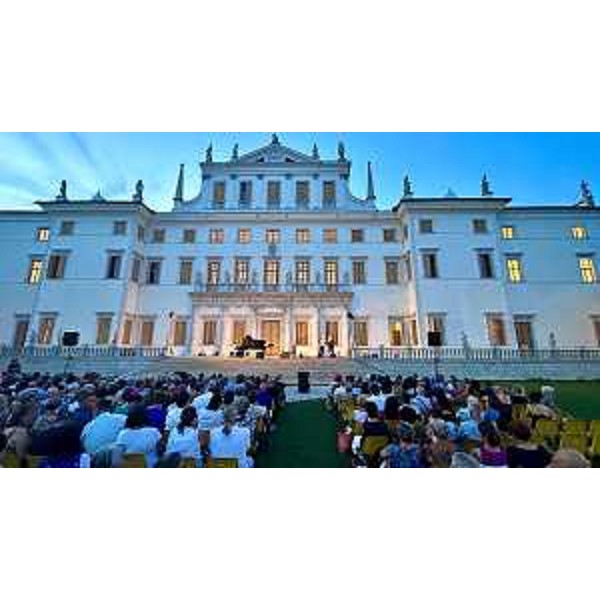 Il pubblico nella splendida cornice di Villa Manin a Passiariano in occasione dello spettacolo Pinocchio Confidential - Il pubblico nella splendida cornice di Villa Manin a Passiariano in occasione dello spettacolo Pinocchio Confidential