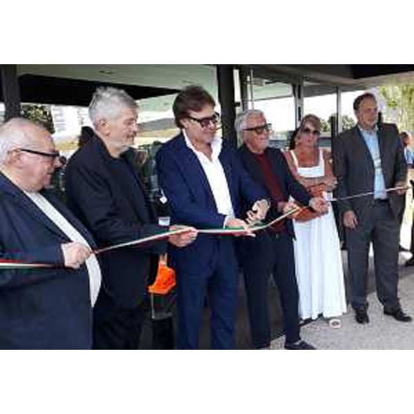 Il momento del taglio del nastro. - Il momento del taglio del nastro.