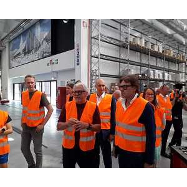 La visita allo stabilimento. - La visita allo stabilimento.