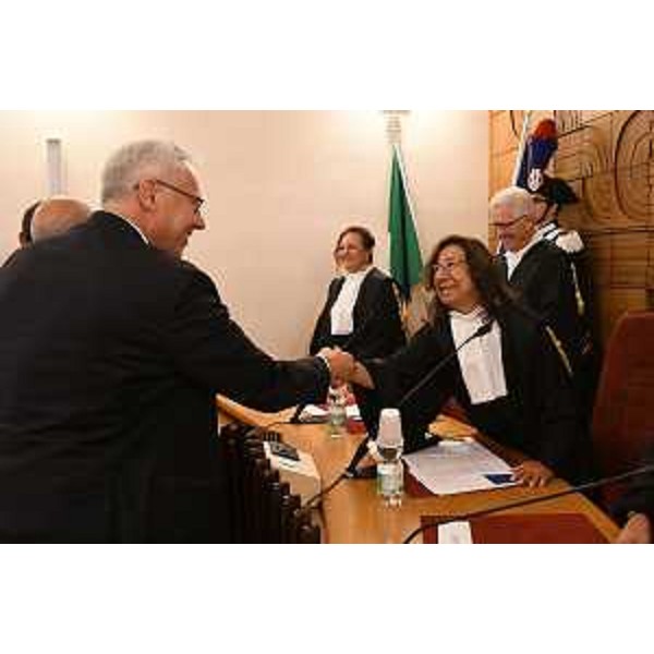 Stretta di mano tra Bordin e la presidente della sezione regionale di controllo per il Fvg, Emanuela Pesel - Stretta di mano tra Bordin e la presidente della sezione regionale di controllo per il Fvg, Emanuela Pesel