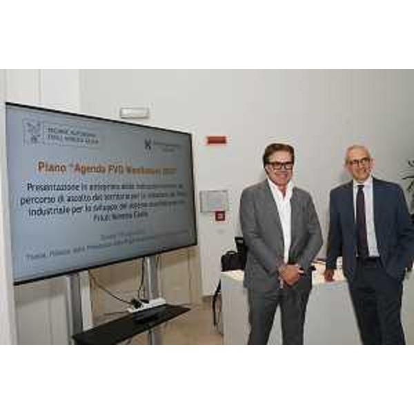 L'assessore regionale alle Attività produttive Sergio Emidio Bini con il vicedirettore del Corriere della Sera Federico Fubini - L'assessore regionale alle Attività produttive Sergio Emidio Bini con il vicedirettore del Corriere della Sera Federico Fubini