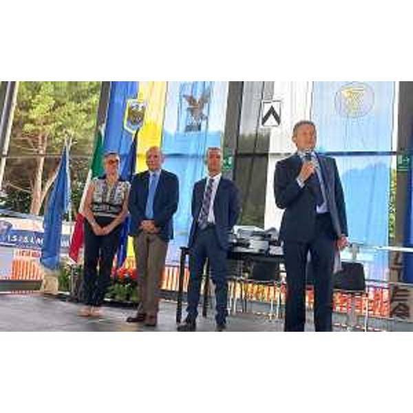 Il dirigente dell'Isis Malignani, Oliviero Barbieri, con i suoi più stretti collaboratori - Il dirigente dell'Isis Malignani, Oliviero Barbieri, con i suoi più stretti collaboratori