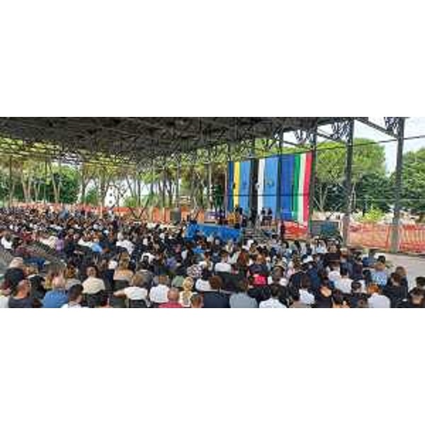 Una veduta del campo coperto durante la cerimonia - Una veduta del campo coperto durante la cerimonia
