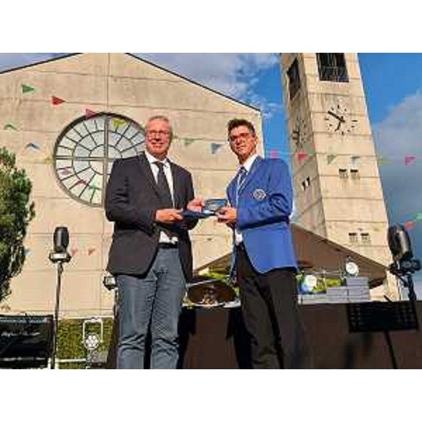 La consegna del Sigillo del Cr del Fvg da parte del presidente Mauro Bordin a Umberto Calligaro, presidente della Filarmonica Madonna di Buja - La consegna del Sigillo del Cr del Fvg da parte del presidente Mauro Bordin a Umberto Calligaro, presidente della Filarmonica Madonna di Buja