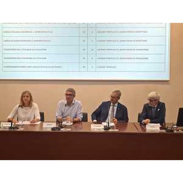L'assessore regionale Pirpaolo Roberti (secondo da sinistra) alla presentazione del corso di perfezionamento in traduzione giuridica tra l'italiano e lo sloveno. Accanto a lui il rettore dell'Università di Trieste Roberto Di Lenarda. - L'assessore regionale Pirpaolo Roberti (secondo da sinistra) alla presentazione del corso di perfezionamento in traduzione giuridica tra l'italiano e lo sloveno. Accanto a lui il rettore dell'Università di Trieste Roberto Di Lenarda.