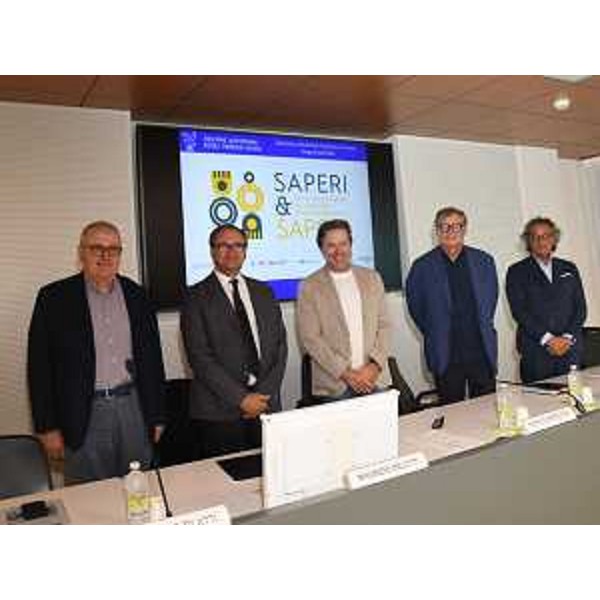 Foto di gruppo alla fine della conferenza stampa. - Foto di gruppo alla fine della conferenza stampa.