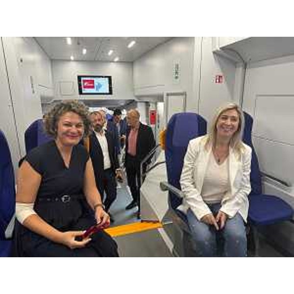 Lassessore regionale a Infrastrutture e territorio Cristina Amirante (a destra), assieme alla direttrice regionale Trenitalia Fvg, Elisa Nannetti - Lassessore regionale a Infrastrutture e territorio Cristina Amirante (a destra), assieme alla direttrice regionale Trenitalia Fvg, Elisa Nannetti