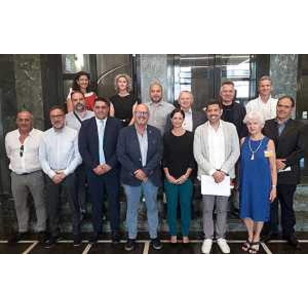 Lassessore regionale al Demanio Sebastiano Callari (al centro) insieme agli amministratori di di Chiopris-Viscone, Gradisca dIsonzo, Malborghetto-Valbruna, Maniago, Osoppo, Pontebba, Pordenone e Sedegliano. - Lassessore regionale al Demanio Sebastiano Callari (al centro) insieme agli amministratori di di Chiopris-Viscone, Gradisca dIsonzo, Malborghetto-Valbruna, Maniago, Osoppo, Pontebba, Pordenone e Sedegliano. 