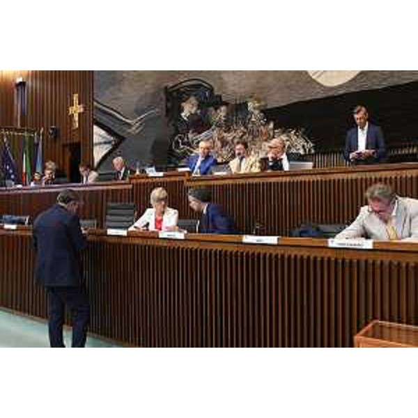 I banchi di Giunta e Presidenza Cr durante l'Assestamento - I banchi di Giunta e Presidenza Cr durante l'Assestamento