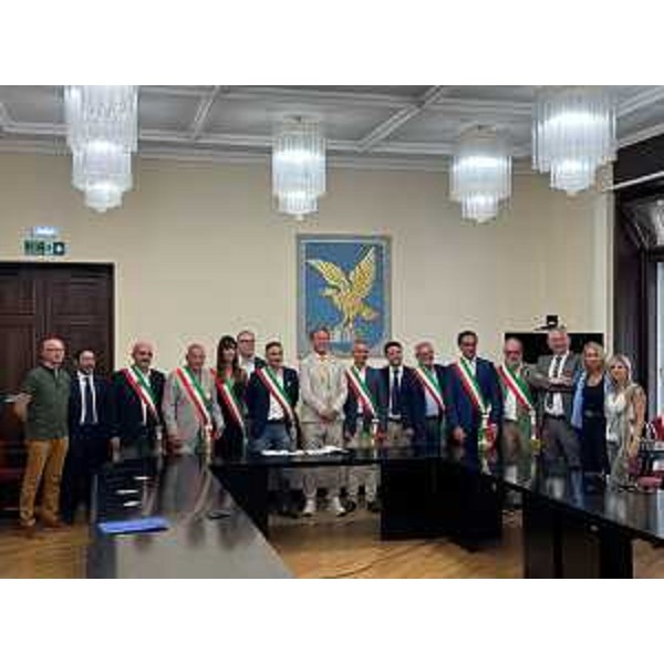 L'assessore alla Difesa dell'ambiente Fabio Scoccimarro al centro della foto di gruppo scattata al termine dei lavori. - L'assessore alla Difesa dell'ambiente Fabio Scoccimarro al centro della foto di gruppo scattata al termine dei lavori.