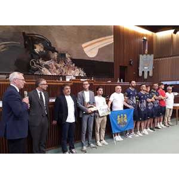 I festeggiamenti in Consiglio regionale, alla presenza dell'assessore Pierpaolo Roberti, per la rappresentativa di lingua friulana che conquistato l'edizione 2024 dell'Europeada. - I festeggiamenti in Consiglio regionale, alla presenza dell'assessore Pierpaolo Roberti, per la rappresentativa di lingua friulana che conquistato l'edizione 2024 dell'Europeada.