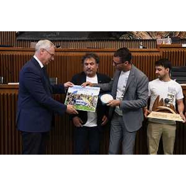 Il presidente Mauro Bordin consegna il Sigillo in ceramica del Consiglio regionale - Il presidente Mauro Bordin consegna il Sigillo in ceramica del Consiglio regionale