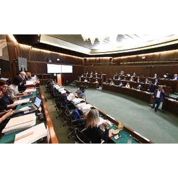 I lavori d'Aula durante l'esame dell'art 5 di competenza dell'assessore Fvg a INfrastrutture e Territorio, Cristina Amirante - I lavori d'Aula durante l'esame dell'art 5 di competenza dell'assessore Fvg a INfrastrutture e Territorio, Cristina Amirante