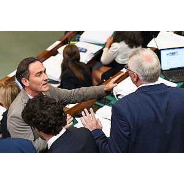 Il presidente del Cr Fvg, Mauro Bordin, mentre discute con Massimo Moretuzzo (Patto per l'Autonomia-Civica Fvg) - Il presidente del Cr Fvg, Mauro Bordin, mentre discute con Massimo Moretuzzo (Patto per l'Autonomia-Civica Fvg)