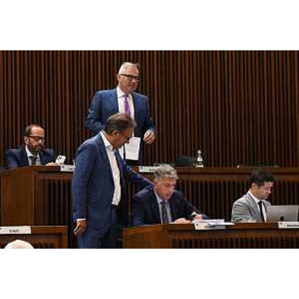 Mauro Di Bert (Fp) si consulta con Stefano Balloch (FdI) - Mauro Di Bert (Fp) si consulta con Stefano Balloch (FdI)