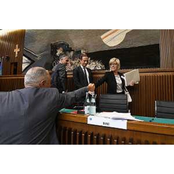 Moreno Lirutti (Fp) saluta l'assessore Fvg alle Finanze, Barbara Zilli, a fine lavori. sullo sfondo anche il governatore Massimiliano Fedriga e l'assessore Pierpaolo Roberti - Moreno Lirutti (Fp) saluta l'assessore Fvg alle Finanze, Barbara Zilli, a fine lavori. sullo sfondo anche il governatore Massimiliano Fedriga e l'assessore Pierpaolo Roberti