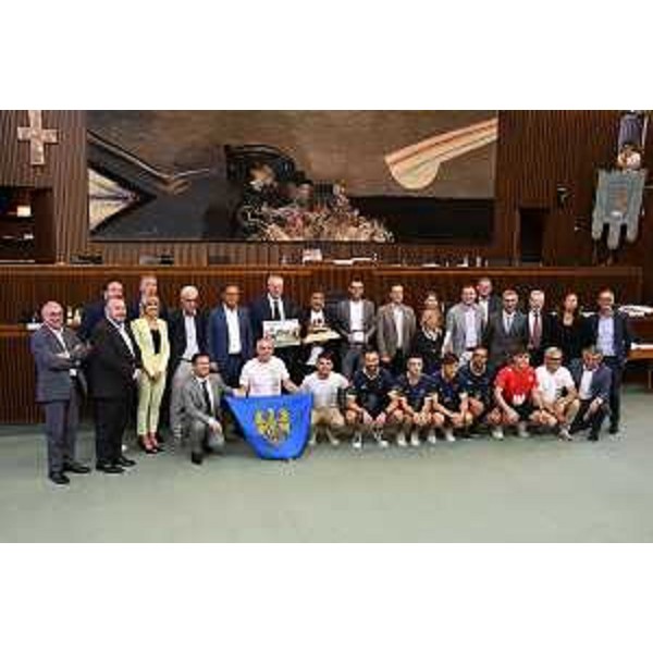 Foto di gruppo in occasione della premiazione in Consiglio regionale, a Trieste, dei vincitori della finale maschile della Europeada 2024, la squadra del Friûl - Foto di gruppo in occasione della premiazione in Consiglio regionale, a Trieste, dei vincitori della finale maschile della Europeada 2024, la squadra del Friûl