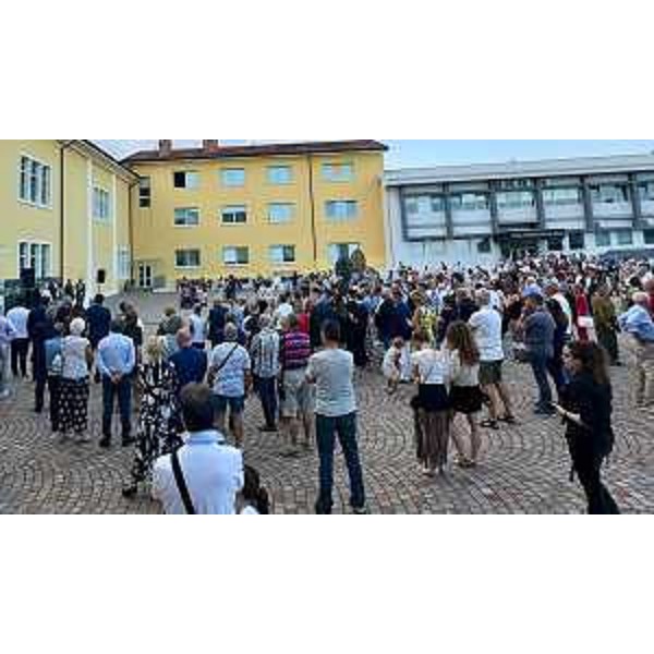 Le tante persone che hanno assistito all'inaugurazione della mostra a Spilimbergo - Le tante persone che hanno assistito all'inaugurazione della mostra a Spilimbergo