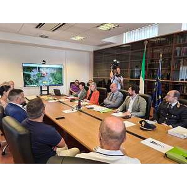 Il tavolo convocato dal prefetto di Pordenone per fare il punto sulla viabilità e per annunciare la riapertura della strada per Clauzetto in Val Cosa - Il tavolo convocato dal prefetto di Pordenone per fare il punto sulla viabilità e per annunciare la riapertura della strada per Clauzetto in Val Cosa