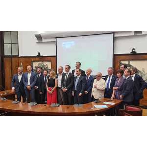 Un momento della firma dell'Accordo di programma con i soggetti coinvolti. - Un momento della firma dell'Accordo di programma con i soggetti coinvolti.