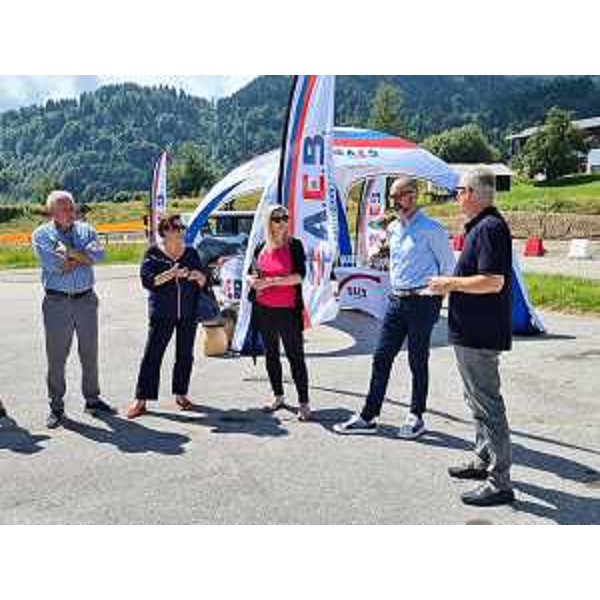L'assessore regionale Cristina Amirante, al centro, durante il sopralluogo al cantiere sul monte Zoncola - L'assessore regionale Cristina Amirante, al centro, durante il sopralluogo al cantiere sul monte Zoncola