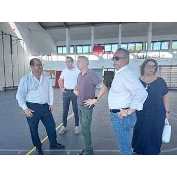 Il vice governatore con delega a Cultura e sport Mario Anzil, a sinistra, in visita alla palestra di Mereto di Tomba - Il vice governatore con delega a Cultura e sport Mario Anzil, a sinistra, in visita alla palestra di Mereto di Tomba