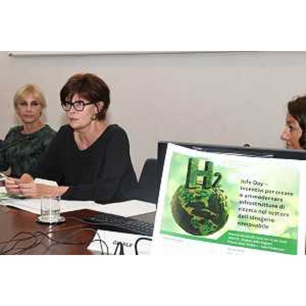 L'assessore regionale a Lavoro, Formazione e ricerca Alessia Rosolen durante l'Info Day dedicato al bando del valore di 10 milioni di euro per creare o ammodernare infrastrutture di ricerca nel settore dell'idrogeno rinnovabile. - L'assessore regionale a Lavoro, Formazione e ricerca Alessia Rosolen durante l'Info Day dedicato al bando del valore di 10 milioni di euro per creare o ammodernare infrastrutture di ricerca nel settore dell'idrogeno rinnovabile.