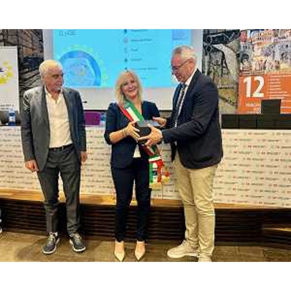 Il presidente del Consiglio regionale Mauro Bordin premia i vincitori del Programma ELoGE 2023 - Il presidente del Consiglio regionale Mauro Bordin premia i vincitori del Programma ELoGE 2023