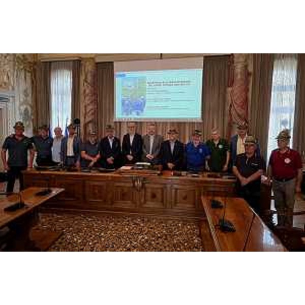 Al centro, Diego Bernardis (Fp) all'illustrazione dell'emendamento da 84mila euro, a Udine - Al centro, Diego Bernardis (Fp) all'illustrazione dell'emendamento da 84mila euro, a Udine