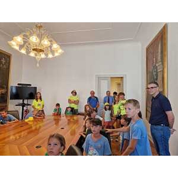 L'assessore Pierpaolo Roberti nel Palazzo della Regione con i bambini del centro estivo di Asd Trieste Atletica - L'assessore Pierpaolo Roberti nel Palazzo della Regione con i bambini del centro estivo di Asd Trieste Atletica