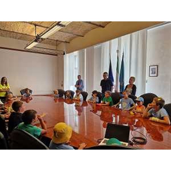 L'assessore Pierpaolo Roberti nel Palazzo della Regione con i bambini del centro estivo di Asd Trieste Atletica - L'assessore Pierpaolo Roberti nel Palazzo della Regione con i bambini del centro estivo di Asd Trieste Atletica