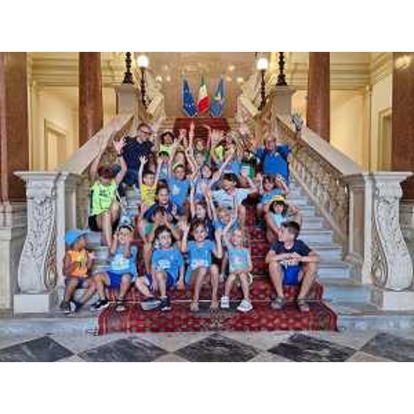 L'assessore Pierpaolo Roberti nel Palazzo della Regione con i bambini del centro estivo di Asd Trieste Atletica - L'assessore Pierpaolo Roberti nel Palazzo della Regione con i bambini del centro estivo di Asd Trieste Atletica