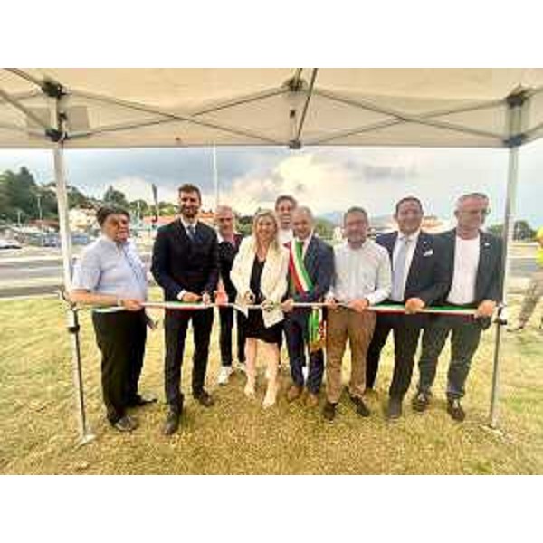 Il simbolico taglio del nastro in occasione della cerimonia di inaugurazione della rotonda di S. Daniele, alla presenza dell'assessore regionale alle infrastrutture Cristina Amirante - Il simbolico taglio del nastro in occasione della cerimonia di inaugurazione della rotonda di S. Daniele, alla presenza dell'assessore regionale alle infrastrutture Cristina Amirante