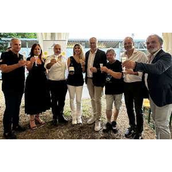 Brindisi in onore dell'associazione di volontariato Due Pistoni di San Daniele del Friuli - Brindisi in onore dell'associazione di volontariato Due Pistoni di San Daniele del Friuli