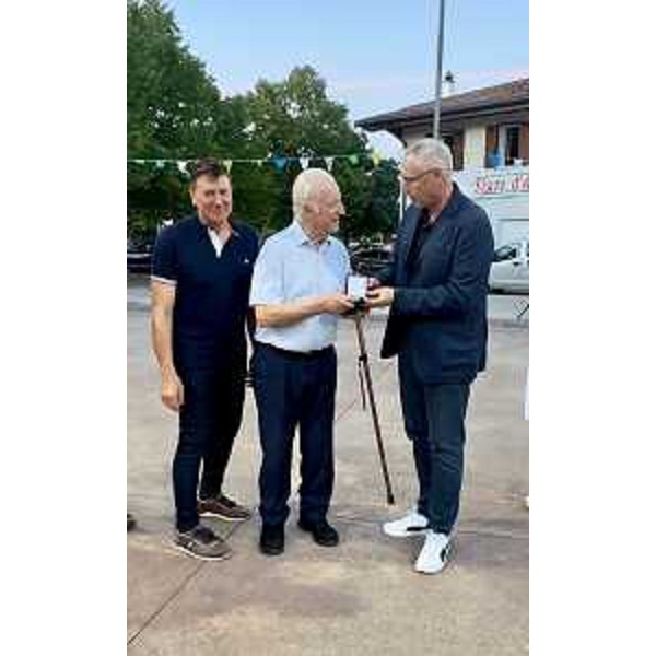 Il consigliere Alberto Budai ( a sinistra) e il presidente del Consiglio regionale, Mauro Bordin, ( a destra) consegnano il sigillo del Cr a don Igino Schiff. - Il consigliere Alberto Budai ( a sinistra) e il presidente del Consiglio regionale, Mauro Bordin, ( a destra) consegnano il sigillo del Cr a don Igino Schiff.