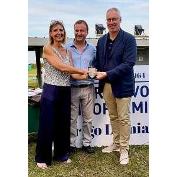 La presidente della Asd Tiro a Volo Campoformido, Chiara Damiani, il consigliere regionale Massimiliano Pozzo e il presidente del Cr Fvg, Mauro Bordin - La presidente della Asd Tiro a Volo Campoformido, Chiara Damiani, il consigliere regionale Massimiliano Pozzo e il presidente del Cr Fvg, Mauro Bordin