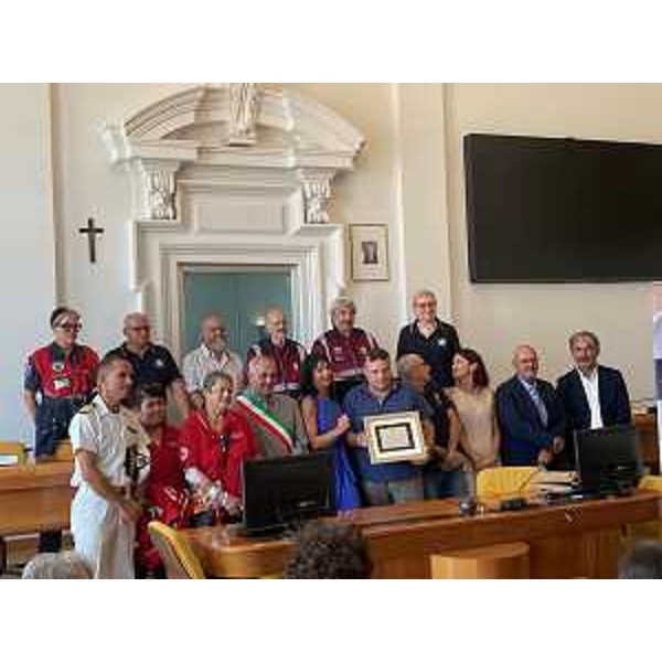 L'assessore regionale al Patrimonio Sebastiano Callari alla cerimonia di consegna da parte dellAssociazione Solidarietà è Vita di unauto donata allAsugi per svolgere il servizio domiciliare di cure palliative - L'assessore regionale al Patrimonio Sebastiano Callari alla cerimonia di consegna da parte dellAssociazione Solidarietà è Vita di unauto donata allAsugi per svolgere il servizio domiciliare di cure palliative