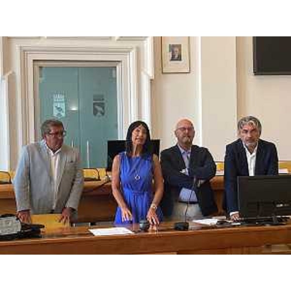 L'assessore regionale a Patrimonio e demanio Sebastiano Callari (secondo da destra) alla presentazione dei contributi per la realizzazione delle opere demaniali marittimi a Monfalcone - L'assessore regionale a Patrimonio e demanio Sebastiano Callari (secondo da destra) alla presentazione dei contributi per la realizzazione delle opere demaniali marittimi a Monfalcone