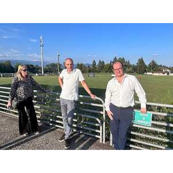 Il vicegovernatore Mario Anzil (a destra nella foto) davanti al campo sportivo Attilio Giordano di Tricesimo - Il vicegovernatore Mario Anzil (a destra nella foto) davanti al campo sportivo Attilio Giordano di Tricesimo