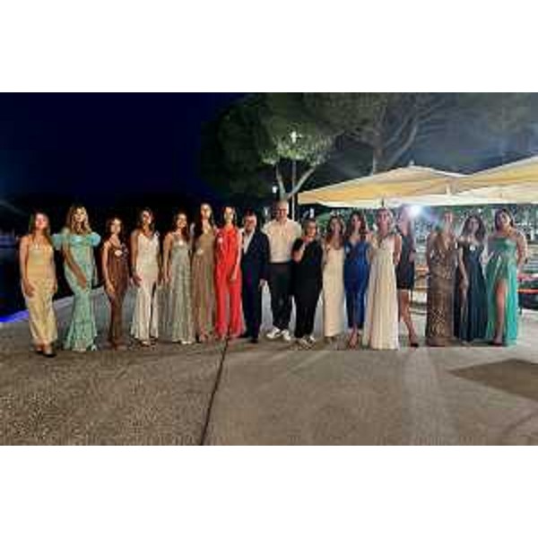 Al centro, Il sindaco di Latisana e il presidente del Cr Fvg con le aspiranti Miss Italia, ad Aprilia Marittima - Al centro, Il sindaco di Latisana e il presidente del Cr Fvg con le aspiranti Miss Italia, ad Aprilia Marittima