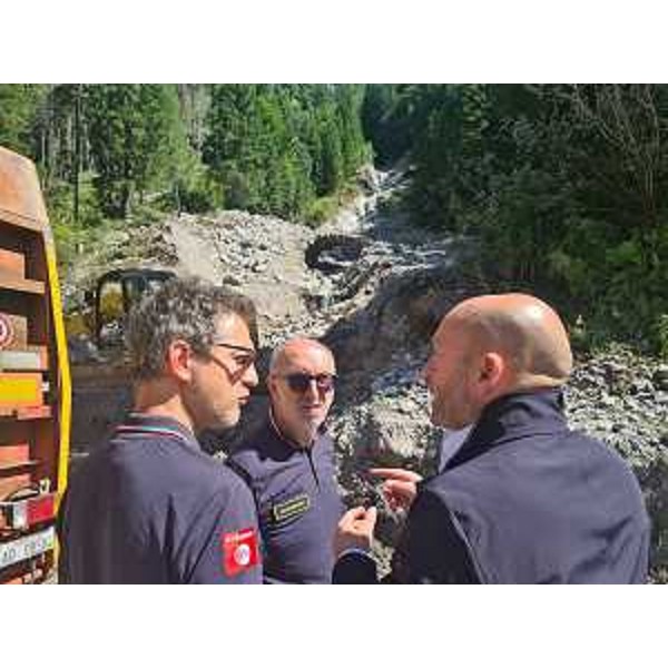 L'assessore Riccardi al centro, sulla destra il sindaco di Sappada De Zordo, sulla sinistra il direttore della Protezione civile Fvg Amedo Aristei - L'assessore Riccardi al centro, sulla destra il sindaco di Sappada De Zordo, sulla sinistra il direttore della Protezione civile Fvg Amedo Aristei 