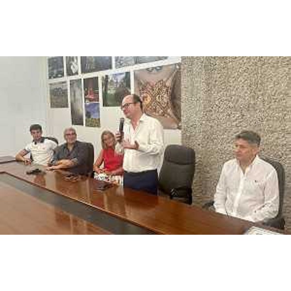 Il vicegovernatore Mario Anzil nella sala consiliare di Attimis - Il vicegovernatore Mario Anzil nella sala consiliare di Attimis