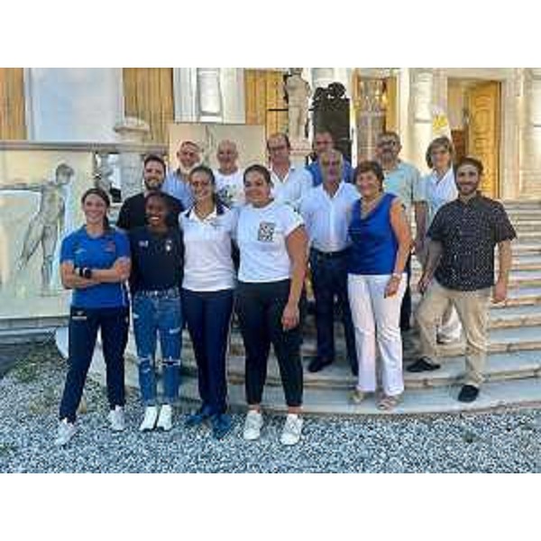 Il vicegovernatore Anzil a "Salto con l'asta a Villa" Manin assieme agli atleti del Friuli Venezia Giulia. - Il vicegovernatore Anzil a "Salto con l'asta a Villa" Manin assieme agli atleti del Friuli Venezia Giulia.