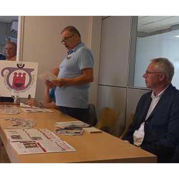 Enzo Mancini, presidente del Comitato difesa osterie, accanto al presidente Bordin durante il suo intervento - Enzo Mancini, presidente del Comitato difesa osterie, accanto al presidente Bordin durante il suo intervento