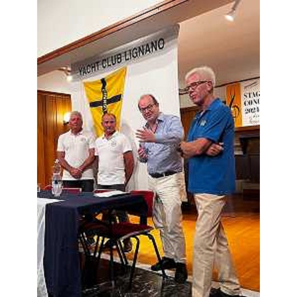 Il vicegovernatore del Friuli Venezia Giulia con delega allo Sport Mario Anzil all'incontro organizzato dalle associazioni che operano attualmente nell'area, lo Yacht Club e il Circolo Canottieri Lignano nella sala della Darsena di Porto Casoni, alla presenza del sindaco Laura Giorgi e del presidente della XIII zona della Federazione italiana vela Adriano Filippi. - Il vicegovernatore del Friuli Venezia Giulia con delega allo Sport Mario Anzil all'incontro organizzato dalle associazioni che operano attualmente nell'area, lo Yacht Club e il Circolo Canottieri Lignano nella sala della Darsena di Porto Casoni, alla presenza del sindaco Laura Giorgi e del presidente della XIII zona della Federazione italiana vela Adriano Filippi.
