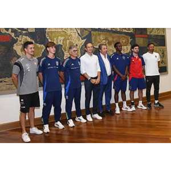 Il governatore Fedriga insieme alle delegazioni delle Nazionali Under 17 di Italia, Portogallo, Svizzera e Spagna. - Il governatore Fedriga insieme alle delegazioni delle Nazionali Under 17 di Italia, Portogallo, Svizzera e Spagna.