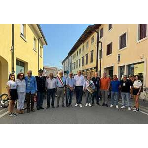 La foto di gruppo delle autorità a Palazzolo dello Stella, sede della partenza del Giro - La foto di gruppo delle autorità a Palazzolo dello Stella, sede della partenza del Giro