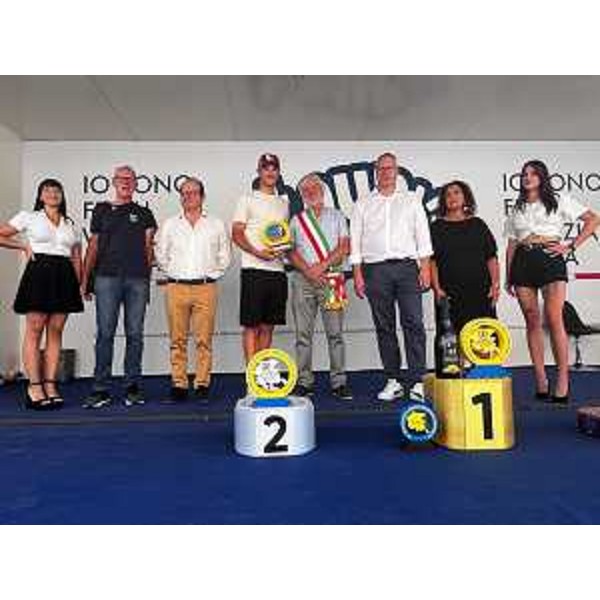 Il vicegovernatore Mario Anzil alle premiazioni del giro ciclistico con il campione Jonathan Milan, accanto a lui. Terzo da destra il presidente del Consiglio regionale Mauro Bordin - Il vicegovernatore Mario Anzil alle premiazioni del giro ciclistico con il campione Jonathan Milan, accanto a lui. Terzo da destra il presidente del Consiglio regionale Mauro Bordin